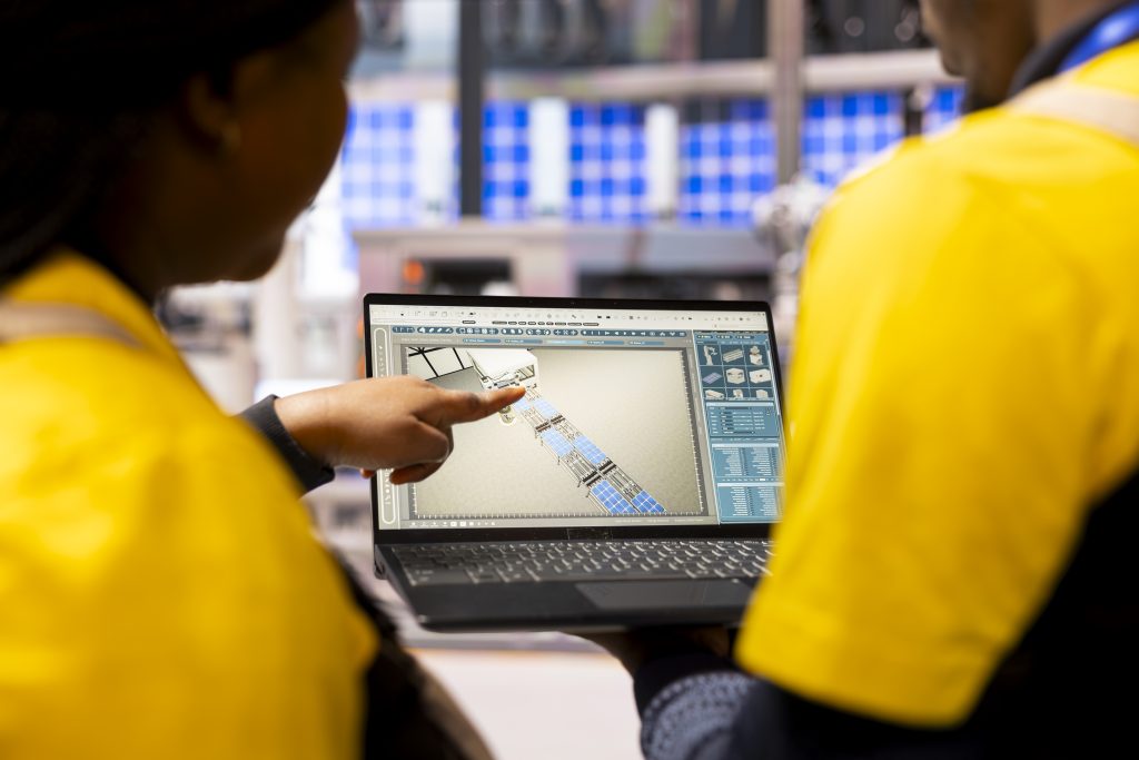smart factory experts optimizing assembly line and conveyor belts